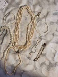 lot 45A image: Elegant Costume Pearl Jewelry Set
