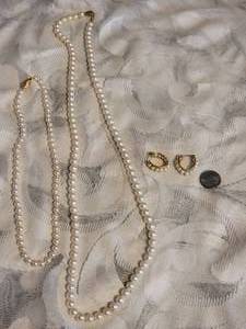 lot 9D image: 14K Gold Pearl Necklace  Earring Pairing