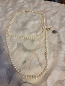 lot 9E image: 14K Gold Pearl Necklace  Stud Earring Pairing
