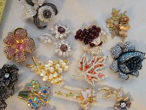 lot 179 image: Flower Bouquet Sparkling Brooch Collection  lot of 21