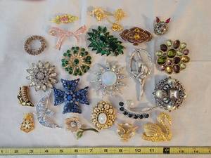 lot 231 image: Elegant Crystal and Colored Stones Brooch Collection  lot of 22