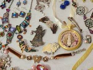 lot 239 image: Romantic Whimiscal Jewelry Collection