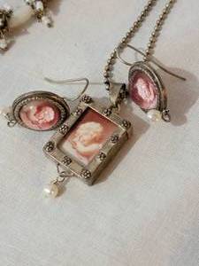 lot 240 image: Vintage Necklace & Earring Collection  Hollycraft