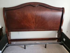 Gorgeous Mahogany Queen Bed Set by Legacy