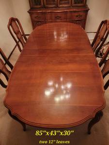 Traditional Dining Table & Chairs