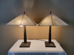 lot 428 image: 2 Classic Vintage Lamps- 19.5