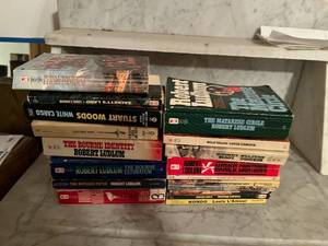 lot 513 image: Robert Ludlum & Louis LAmour Book Collection