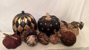 lot 526 image: Pumpkin Decoration Set