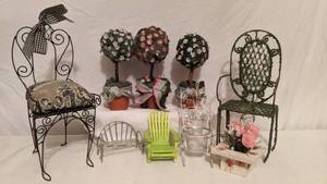 lot 542 image: Chair & Tree Small Decorations Collection 11 & 7