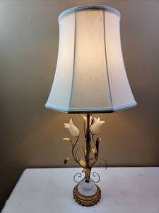 lot 440 image: Vintage Hollywood Regency Floral  Lamp- 29