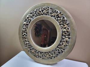 lot 568 image: Vintage White Detailed Mirror