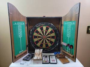 lot 560 image: Dart Throwing Board