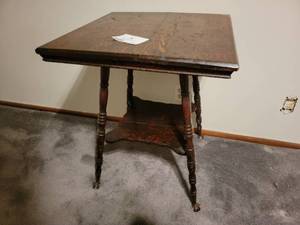 lot 572 image: Vintage Victorian Claw and Ball Foot Side Table- 23.25 x 23.25 x 29.25