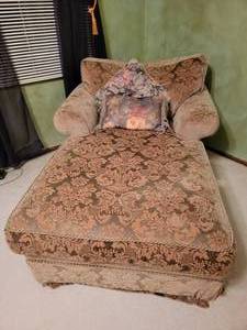 lot 438 image: Vintage Damask Chais Lounge Couch D 58.5 H 28.5 W 34