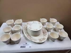 lot 665 image: Claytan Tableware Table Set 25pc