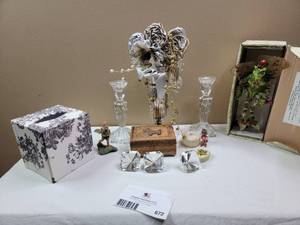 lot 672 image: Beautiful Misc Decorations Collection