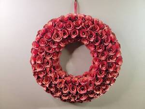 lot 578 image: Handcrafted One of A Kind Rose Wreath
