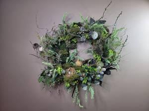 lot 580 image: Beautiful Handcrafted One Of A Kind Moss Wreath 42