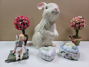 lot 602 image: Ceramic Trinket Collection
