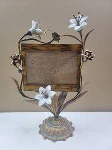 lot 619 image: Beautiful Vintage Brass and Porcelain Floral Frame