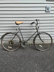 lot 620 image: Vintage 1970s Huffy Bay Pointe 10-Speed Bicycle