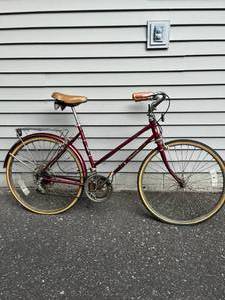lot 621 image: Vintage 1970s Sears Free Spirit Ladies 3- Speed Bicycle