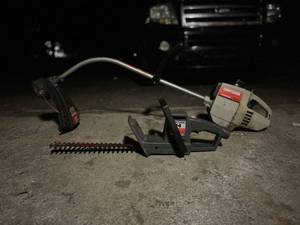 lot 634 image: 2 Craftsman Weedwackers