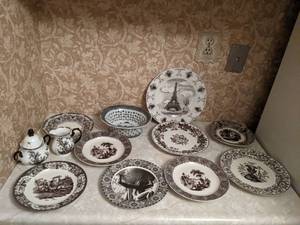 lot 687 image: Twos Company  & Slice of Life Collectible Wall Plate Collection