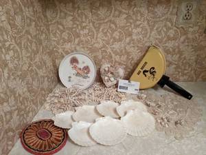 lot 699 image: Vintage Shells and Kitsch Decor Collection-Nordic Ware,