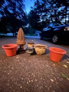 lot 684 image: Flower Pots & Statue Collection 5pc