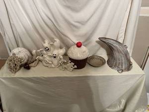 lot 676 image: Fun Misc Assorted Decorations Collection