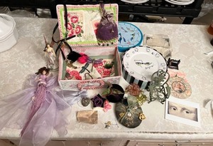 lot 704 image: Beautiful Vintage Victorian-Style Collectibles
