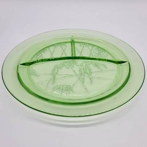 lot 13 image: Federal Glass Rare Uranium Glass Parrot Grill Plate 1931-1932