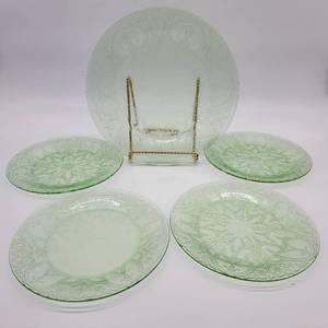 lot 33 image: Indiana Glass Company Horseshoe 1 Uranium Glass Plate & 1 Platter, 4 Plates 1930-1933- 6 Pieces