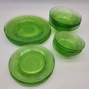lot 44 image: 16 Federal Glass Company Georgian Lovebirds Uranium Glass Bowls- 1931-1935
