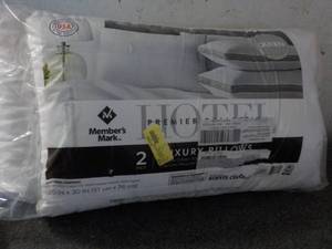 lot 119 image: 2 Pack Hotel Premier Collection Que...
