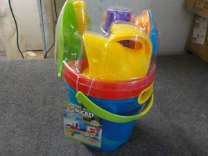 lot 128 image: 18 pc Bucket Playset...
