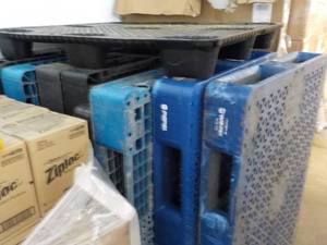lot 228 image: 5 Plastic Pallets...