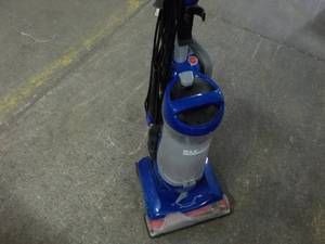lot 281 image: Hoover Maxlife Total Home Pet Vacuum powers on