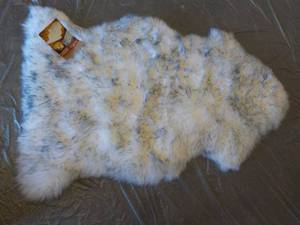 lot 56 image: Windward 100% Sheepskin Rug 42 x 25...