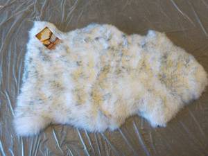 lot 57 image: Windward 100% Sheepskin Rug 42 x 25...