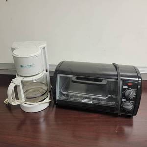 lot 15 image: Procter Silex Morning Maker 12 Cup Coffe Maker & Black & Decker Toaster Oven-Both Work