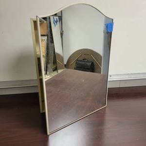 lot 17 image: Vintage Metal Medicine Cabinet