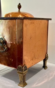 lot 18 image: Gorgeous Square Covered Copper Container