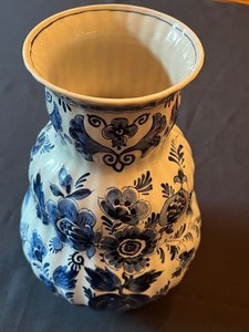 lot 148 image: Delft Vase