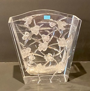 lot 137 image: Hoya Crystal Vase