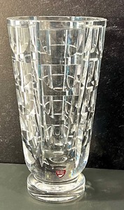 lot 37 image: Beautiful Orrefors Vase