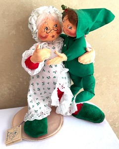 lot 225 image: Annalee Grandmother and Grandfather Multi Positional Dolls