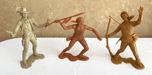 lot 246 image: Vintage Cowboys and Indians Grouping