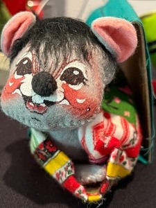 lot 153 image: Collection of Fun and Whimsical 12 Annalee Figurines